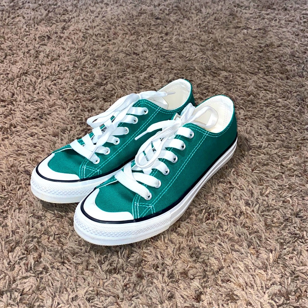 Green tennis shoes size 6 USA and 36 EUR. Good condition